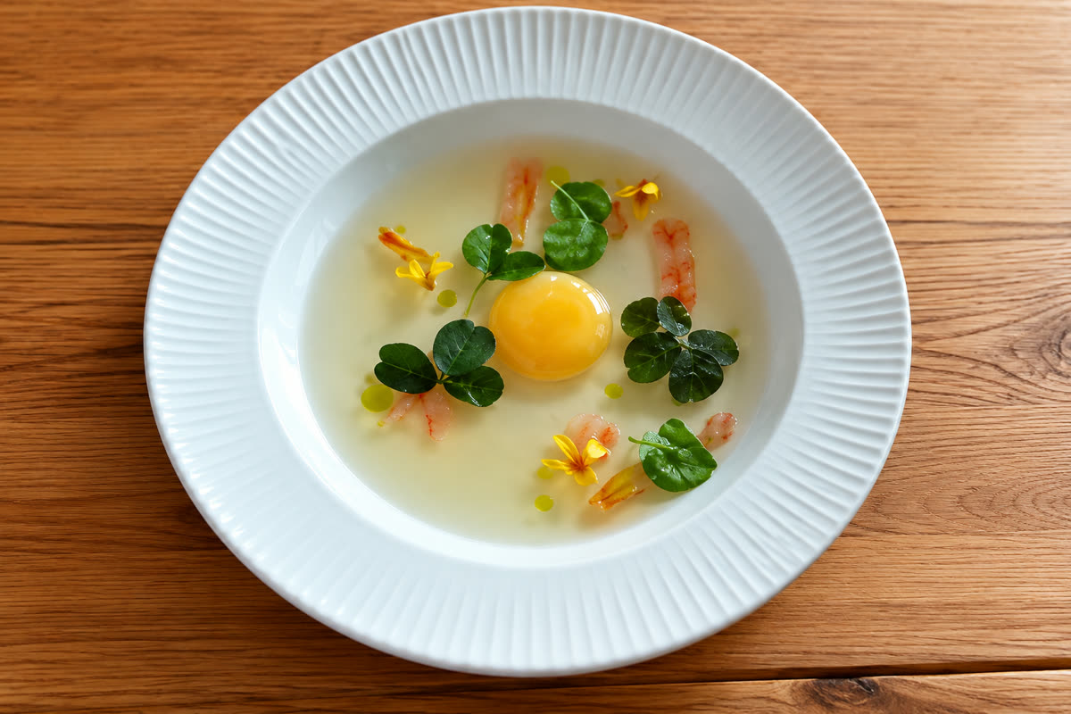 Klarificeret tomatsuppe med konfiteret æggeblomme